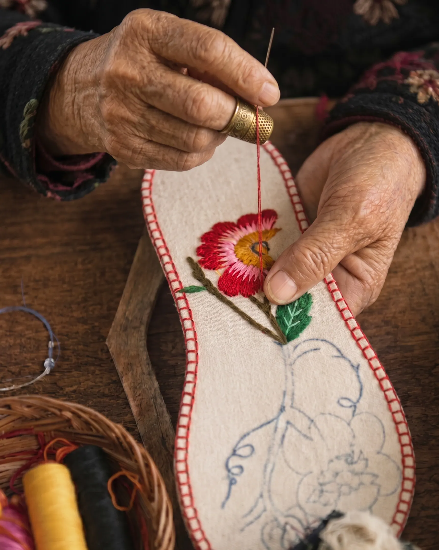 Hands working with thread and cloth — Yuan-Yi Art