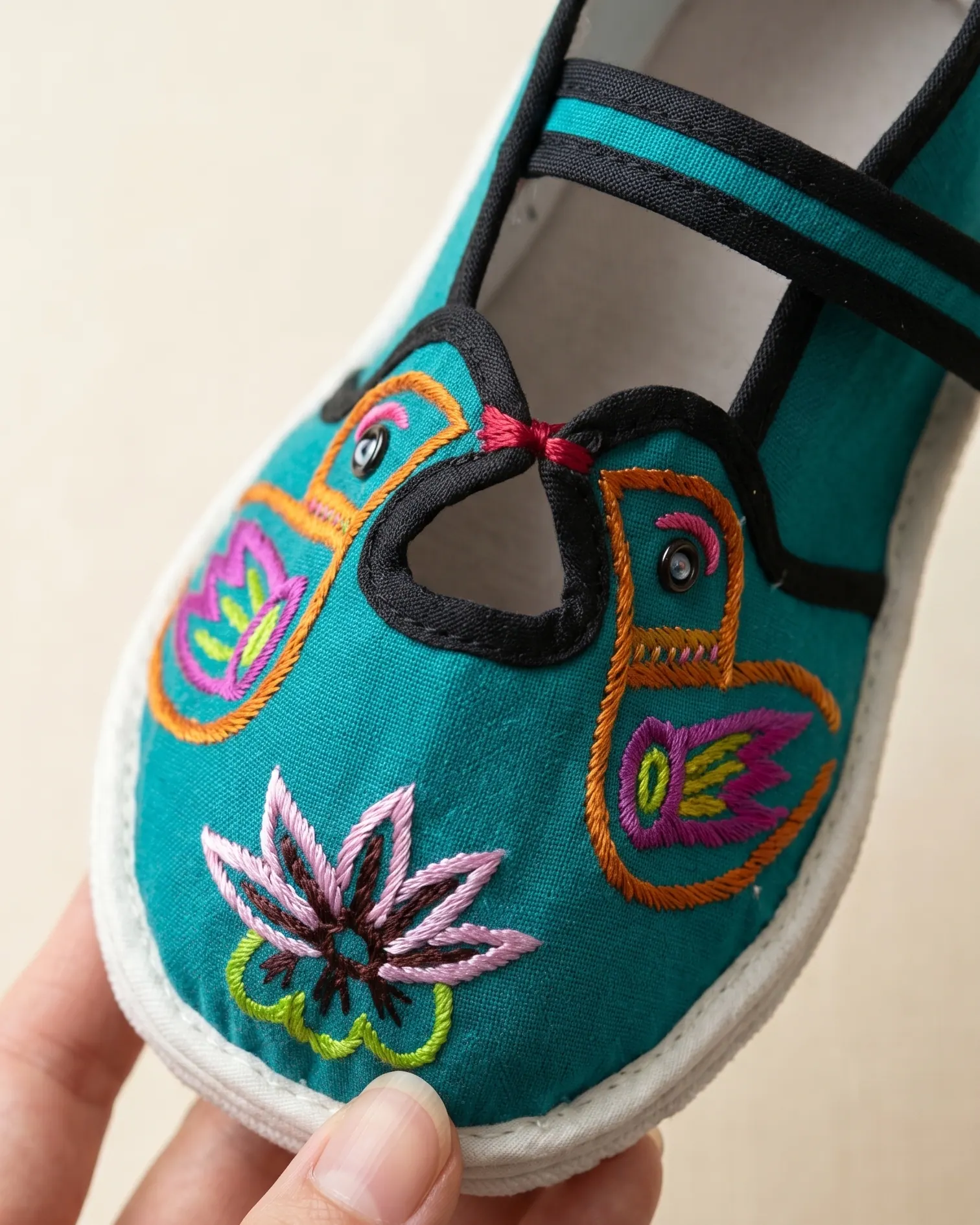 Blooming Steps Shoes — 步步生花绣鞋 — view 3
